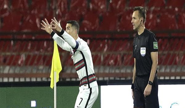حكم مباراة البرتغال وصربيا ينصف رونالدو ويقر باعتراف مثير
