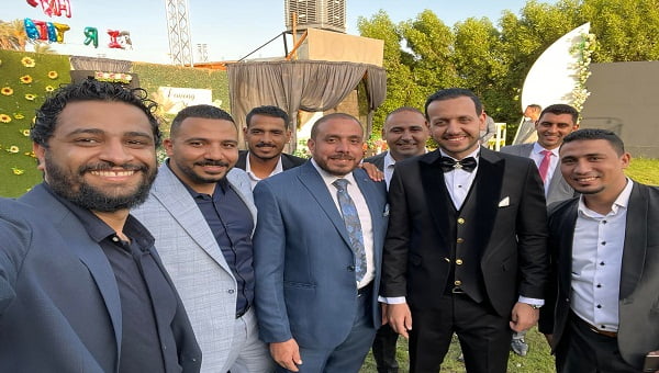الصحفي حسن موسى يهنئ صديقه الأستاذ حسام فيض بمناسبة زفافه